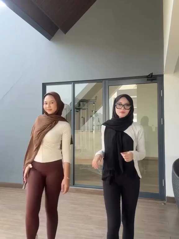 kanan atau kiri #fyppp #fyppppppppppppppppppppppp #hijabitiktok #racuntiktok #celanakulot #hijabstyle #celanakulotknit #hijabworkoutset #dpr #polisipembunuhrakyat #indonesia #bubarkandpr