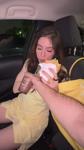 Así me calman, con comida, ¿ok? 