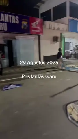 momen pembakaran pos lantas waru#fyppppppppppppppppppppppp #demosurabaya #beranda #viral 