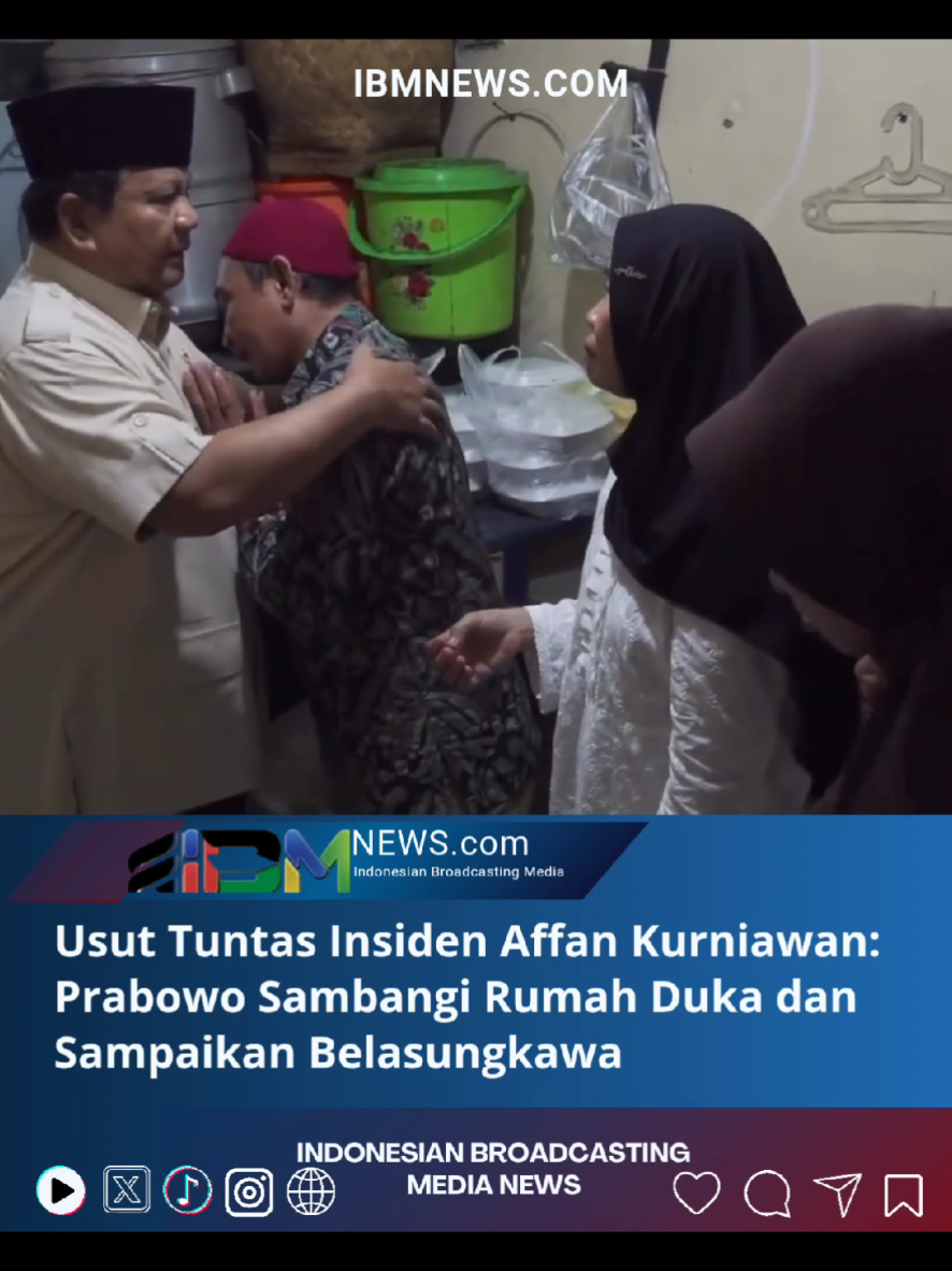 Presiden Prabowo Subianto melayat ke rumah duka Affan Kurniawan, pengemudi ojek online yang tewas dilindas kendaraan taktis (rantis) Brimob pada malam demonstrasi,  Prabowo tiba di rumah duka Affan di Jalan Blora, Jakarta Pusat, Jumat (29/8/2025), Setibanya di rumah duka, Prabowo bertemu dan langsung memeluk kedua orang tua almarhum Affan.  Presiden hadir dengan didampingi sejumlah pejabat, termasuk Menteri Pertahanan dan Sekretaris Kabinet, serta menyampaikan belasungkawa dan perintah pengusutan tuntas atas insiden tersebut. #demo #affankurniawan #brimob #ojol #presiden #prabowo 