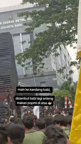 Indonesian police officers mocked the demonstrators while eating in the office above the protesters #indonesia🇮🇩 #fyp #demonstrasi #demo2025 #berita #whatcountry #abroad #demoindonesia #mancanegara 