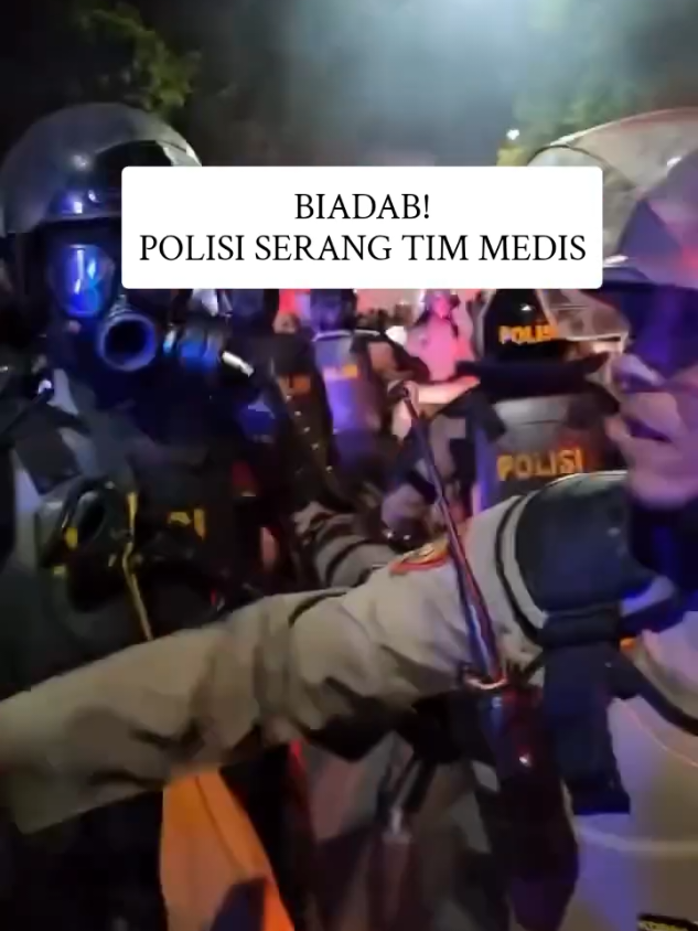 SATU KATA UNTUK POLISI!!  tim medis yang sedang mengevakuasi mahasiswa di serang oleh kepolisian!  #bubarkandpr #bubarkanpolisi #demo #demo2025 