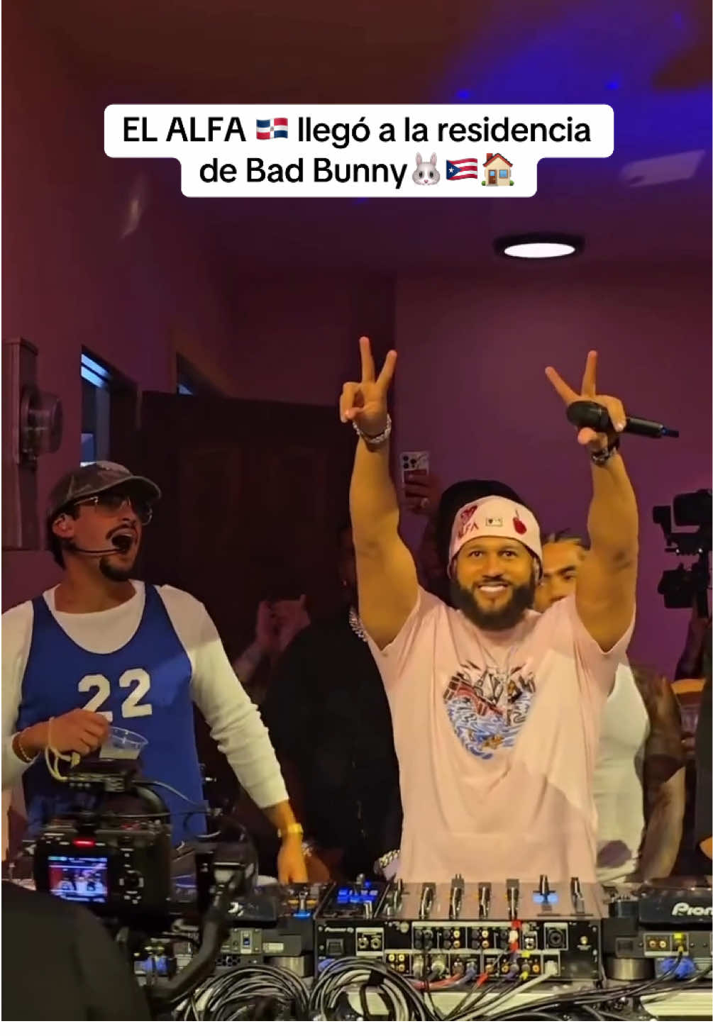 #ElAlfaElJefe 🇩🇴 no podía faltar en la #residencia de @Bad Bunny 🐰 en #PuertoRico 🇵🇷💜 ¿qué creen?😍 #badbunny #choliseo via @El Conciertologo 🎥