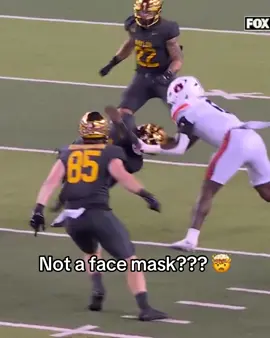 Damn near ripped bro’s head off 😭 (via @CFB on FOX) #facemask #penalty #wtf #CollegeFootball #fail 