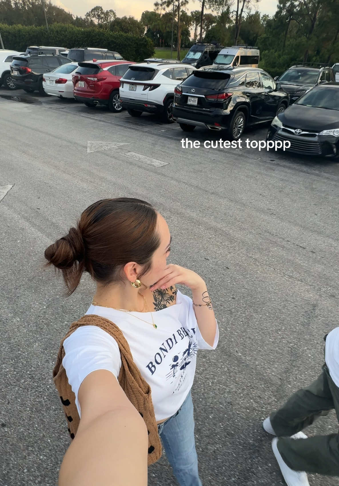 literally OBSESSED with this top like hellllooo!! so so so cute #offtheshoulder #offshouldertop #fashioninspo #tiktokshop 