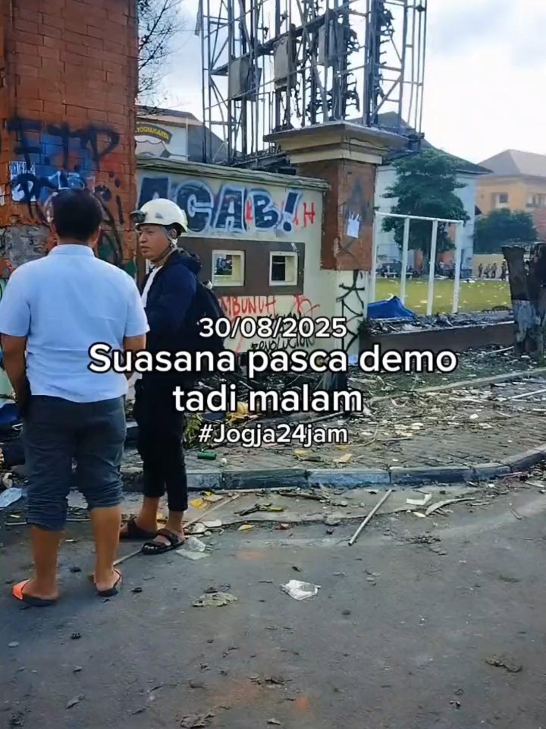 Kondisi pasca demo Jogja tadi malam.. depan Pakuwon Mall #demo #demojogja #jogja #jogja24jam  #yogyakarta 