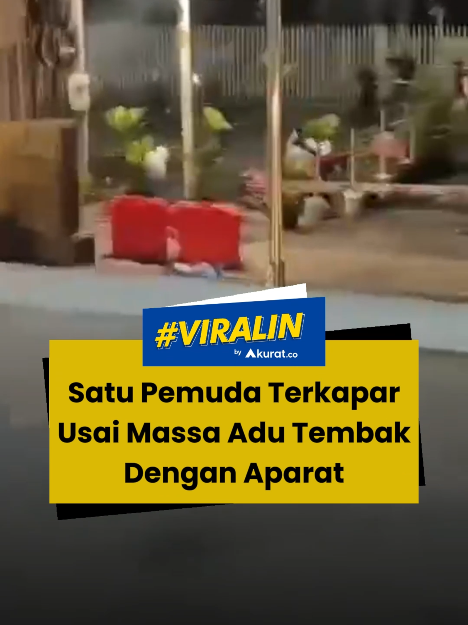 Kericuhan akibat demo kian memanas. Seorang pemuda terkapar di jalanan usai adu tembak dengan aparat. Pemuda itu diduga ditembak menggunakan senjata kejut listrik. Kericuhan itu terjadi di sekitar kawasan Otista Raya, Jakarta Timur, Jumat (29/8/2025) malam. 🎥: Dok. Warga. #viral #demo #pemuda #korban #polisi #akuratco