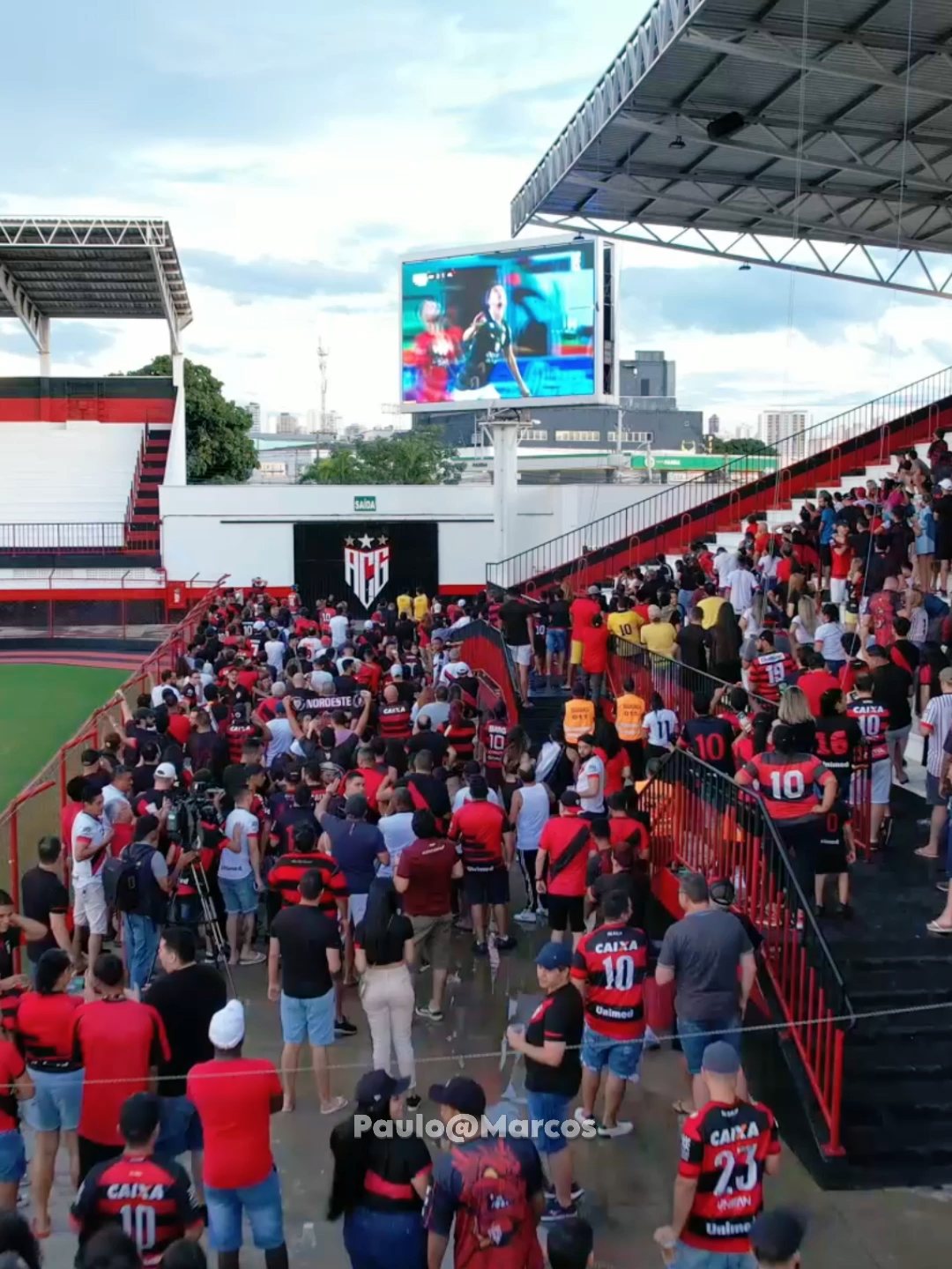 Momentos que Ecoam no Castelo do Dragão 🐲🏟️ Quantos momentos incríveis já vivemos juntos! ⚡🏆 Cada título, cada jogada histórica, cada semifinal emocionante, tudo fica marcado na alma atleticana ❤️🖤. São lembranças que atravessam gerações e continuam a inspirar nossos futuros torcedores 🙌🔥. Reviver esses momentos é sentir de perto a grandeza do nosso Dragão e a paixão que nos une sempre! 💥⚽✨ 🎥 Texto: Paulo Marcos 📸 Imagens: Paulo Marcos 🎬 Edição: Paulo Marcos #AtléticoGoianiense #DragãoEterno #MomentosInesquecíveis #PaixãoRubroNegra #HistóriaDoDragão #EmoçãoSemFim #OrgulhoAtleticano