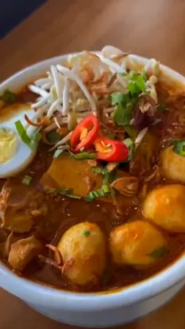 Pak Imran Curry Noodle! Enjoy our savoury and flavour rich curry noodle. Topped with succulent curry chicken, fish ball, umami fried tofu, crisp bean sprouts with a side of our signature Sambal Pedas. Mee Kari Pak Imran! Nikmati mee kari kami yang pekat dan penuh dengan rasa asli kari dan santan segar. Ditambah dengan kari ayam yang empuk, bebola ikan, tauhu goreng umami, taugeh ranggup di mana semua dipasangkan dengan Sambal Pedas istimewa Pak Imran. #bintulu #bintulusarawak #pakimran #pakimrannasilemakbintulu #fypage 