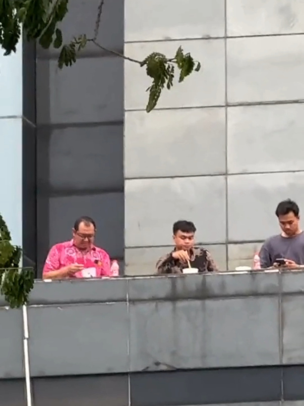 mau polisi,mau anggota DPR,mau rakyat biasa, yang jelas tindakan ini telah menyulut kemarahan massa pendemo #demo #dpr #polisi #fyp #makanmie 