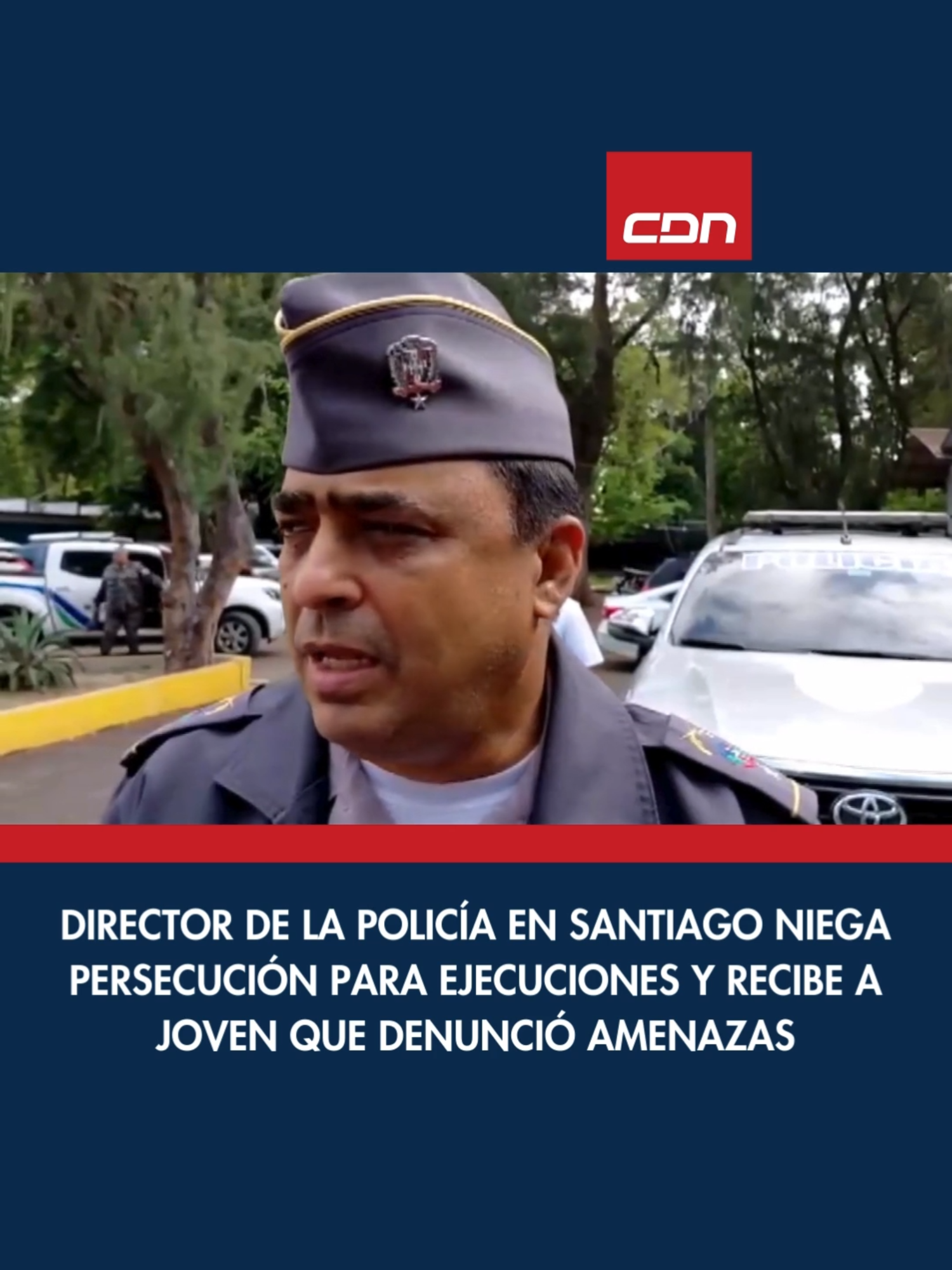 El director regional Cibao Central de la Policía Nacional, general Juan Bautista Jiménez Reinoso, negó categóricamente que la institución tenga como práctica perseguir a ciudadanos para ejecutarlos. La declaración se produjo en medio de la controversia generada por la entrega voluntaria de un joven que afirmó temer por su vida a manos de agentes de la Dirección Central de Investigación (Dicrim). Jiménez Reinoso subrayó que la misión de la Policía es preservar la vida y la propiedad privada, trabajando siempre en coordinación con el Ministerio Público y dentro del marco de la ley, en ese contexto, se presentó en la sede policial Carlos Manuel Cruz Espinal Almonte, de 20 años de edad y residente en Guayacanal, quien aseguró que miembros del Dicrim lo estaban buscando para matarlo. Amplía esta y otras informaciones en el enlace de nuestra bio. Consulta más contenidos en Linkin.bio. #CDN #CDN37 #Noticias #NoticiasRD #RepúblicaDominicana #DirecciónRegionalCibaoCentral #PolicíaNacional #Negación #PersecuciónaCiudadanos #GeneralJuanBautistaJiménezReinoso