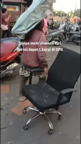 Tanpa mencalonkan diri ibu ini dapat satu kursi di DPR #demo #dpr #makassar 