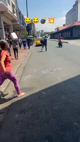 Guayas  Guayaquil Taxista estafado  En plena urbe porteña 🚨🛑🚔😨🤷🏽‍♂️ Le dió un billete para q cobre una botella con agua y el Aguatero le dijo q lo espere q en la esquina iba a cambiar el billete. ... 🤦🏻‍♂️🤦🏻‍♂️