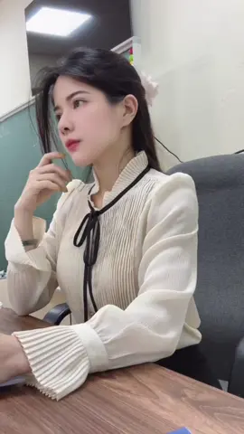 Tui cũng mong hết giờ, cũng mong về nhà lắm chớ🫠🫠🫠