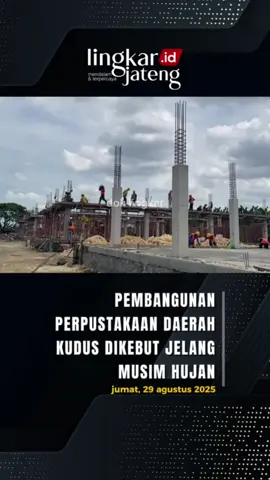 Pembangunan Perpustakaan Daerah Kudus Dikebut Jelang Musim Hujan KUDUS, Lingkarjateng.id – Proses pembangunan Gedung PerpustakaanDaerah Kabupaten Kudus saat ini sudah mulai dikebut agar bisa selesai tepat waktu. Hal ini dilakukan untuk mengantisipasi datangnya musim penghujan yang biasanya menghambat proses pembangunan.  Proses pembangunan gedung perpustakaan ini sudah dimulai sejak tanggal 2 Juli 2025. Progres pembangunan gedung tersebut pun saat ini sudah mencapai 20 persen. Diketahui, pembangunan Gedung Perpustakaan Kudus ini dibiayai melalui hibah dari Perpustakaan Nasional RI (Perpusnas) senilai Rp10,65 miliar yang bersumber dari Dana Alokasi Khusus (DAK) pemerintah pusat tahun anggaran 2025. Penyedia jasa, Andi Raih dari CV Mawar Merah, menjelaskan bahwa pembangunan sudah berjalan sesuai perencanaan. Saat ini, kata dia, proses pembangunan memasuki tahap pengerjaan struktur bagian atas. “Kalau cuaca mendukung, insyaallah pekerjaan bisa selesai sesuai target. Jadi saat hujan turun, struktur utama sudah aman,” jelasnya. Ia mengatakan, kontrak kerja pembangunan Gedung Perpustakaan Daerah Kudus ini dijadwalkan selesai pada tanggal 20 Desember 2025. Namun, pihaknya mengupayakan pada akhir bulan November 2025 keseluruhan pengerjaan selesai dikerjakan. “Sejauh ini kendala utama memang faktor cuaca karena hujan sekarang sudah sering turun. Tapi kami akan memastikan pengerjaan tetap berjalan,” sebutnya. Ia menambahkan, pihaknya sudah mempekerjakan sekitar 50 sampai 90 orang dalam pembangunan gedung tersebut. Bahkan, pihaknya juga sering melakukan lembur supaya pekerjaan pembangunan bisa selesai tepat waktu.  “Untuk keselamatan kerja, kami juga sudah siapkan tim K3 dan semua pekerja wajib mengenakan APD,” ujarnya. Sementara itu, Pelaksana Tugas (Plt) Kepala Dinas Arsip dan Perpustakaan Daerah Kabupaten Kudus, Andrias Wahyu Adi Setiawan, menyampaikan bahwa gedung baru Arpusda akan dilengkapi berbagai fasilitas modern. “Gedung Arpusda dirancang sebagai pusat literasi modern yang inklusif dan representatif, dilengkapi front office, ruang perkantoran, ruang baca, hingga ruang teater nantinya,” jelasnya. Selain fasilitas, koleksi buku juga akan terus ditambah secara bertahap. Menurut Andrias, pihaknya juga membutuhkan tambahan SDM serta sarana prasarana penunjang untuk mengoptimalkan operasional Arpusda. “Kami ingin Arpusda benar-benar menjadi pusat literasi dan ruang belajar bersama yang nyaman bagi seluruh warga,” ungkapnya. #Lingkarjateng #Lingkarjatengid #Lingkarnews #Pembangunan #Kudus #arpusda #perpustakaan #Kudusupdate #Infokudus #fypdongggggggg #fypシ #fypage #fyppppppppppppppppppppppp #fypシ゚viral #fypシ゚viral🖤tiktok #fyp 