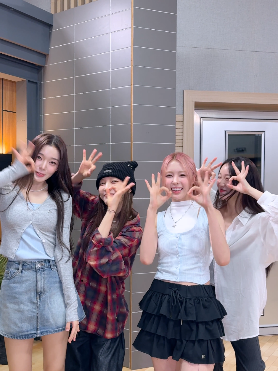 싱그르 달콤한 #Billlie #문수아 #수현 선배님과 #ruok 🍭 #ifeye #이프아이 #sweet_tang  #WONHWAYEON #원화연 #KASIA #카시아  #빌리 #MOONSUA #SUHYEON  @billlie.official 