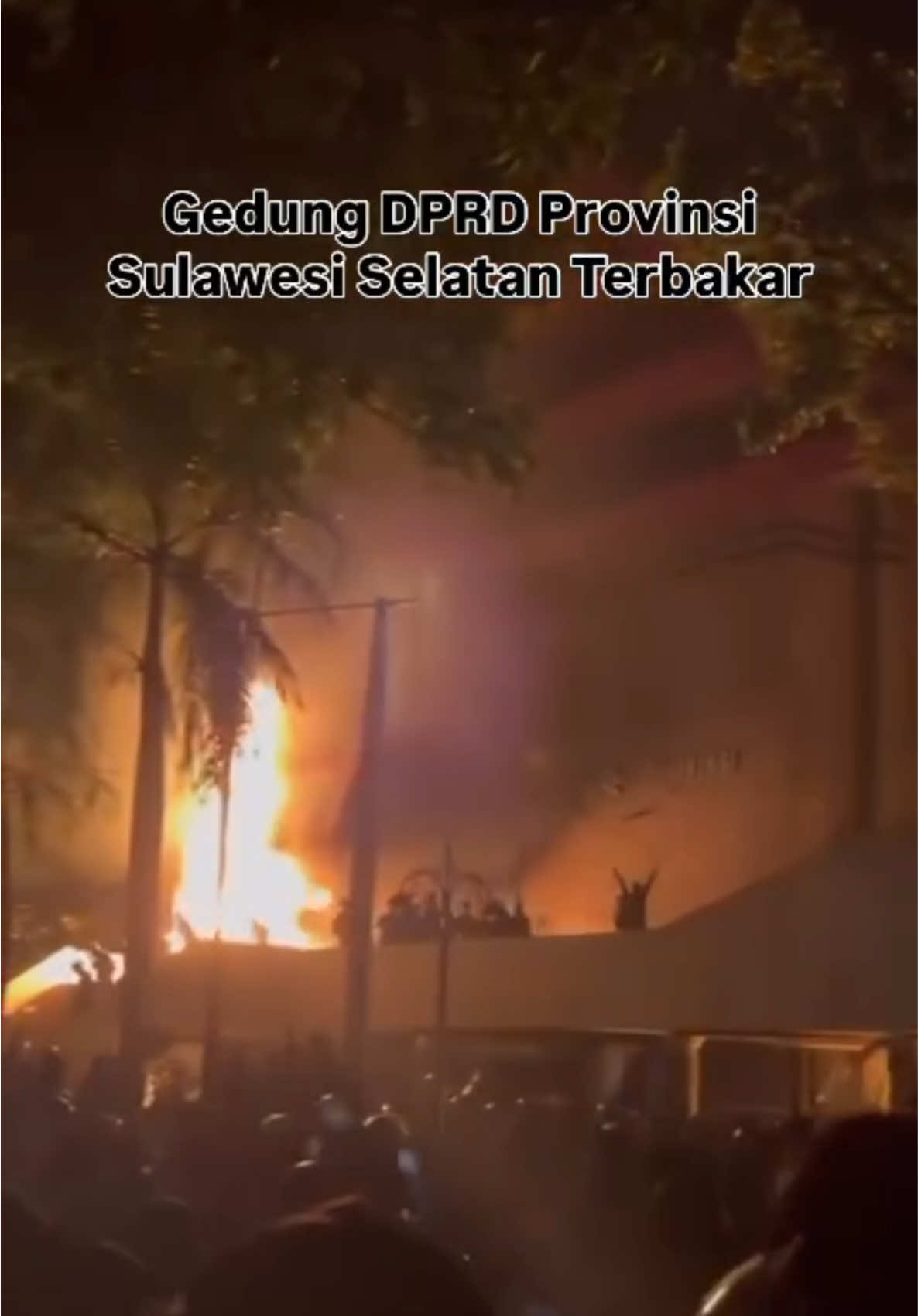Gedung DPRD Provinsi Sulawesi Selatan, mulai terbakar. 29 Agustus 2025, Pukul 00:29 Wita. #makassar #dprdprovinsisulsel