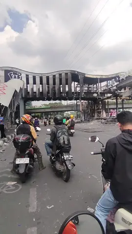 sisa puing² halte busway dibakar , pasca kerusuhan masa pendemo tadi malam, di senen jakpus. #demo #ojol #dpr #brimob #merdeka 