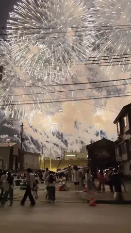These aren’t rockets. This is our firework festival in Nagaoka. It’s powerful and amazing. 🎇 Estos no son cohetes. Este es nuestro festival de fuegos artificiales en Nagaoka. Es poderoso e increíble. 🎇 #fireworks #fireworkshow #matsuri #festival #nightview #nightviews #japantiktok #japantravel #japanlife #japantrip #japaneseculture #culturajaponesa #fuegosartificiales #fuegosartificiales2025 #japon 