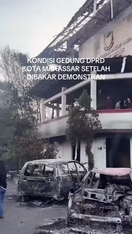 Kondisi gedung kantor DPRD Kota Makassar setelah dib4kar demonstran semalam 📹 waG #demomakassar #jalurmakassar #infosulsel #infomakassar 