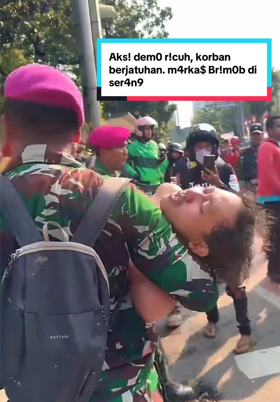 Aksi demo pada Jumat 29 Agustus 2025 di depan markas Satuan Brimob Polda Metro Jaya Jakarta Pusat ricuh. Aksi saling serang terjadi, TNI bertugas mengamankan dan memberikan bantuan bagi para korban aksi demo. Banyak dari korban lemas karena kekurangan oksigen hingga terluka akibat aksi saling serang dengan pihak Br!m0b #demo #driverojol #fyp #viral #wartawanmerah 