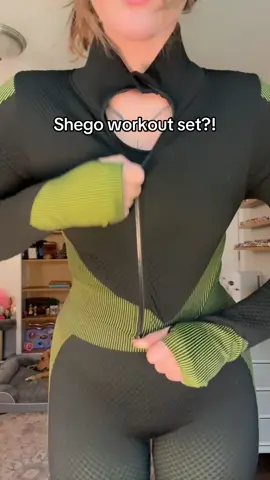 Honestly an easy Shego costume hahah 💚🖤  #kimpossible #shegocosplay #workoutoutfit #workoutset #workoutsets 