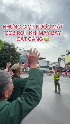 Những giọt nước mắt rơi của Bố tôi khi những chiếc máy bay cất cánh 😭😭😭Niêm vui vỡ oà Tái hiện Chiến Tranh_Hoà Bình #quốckhanhvietnam #biếtơn #vietnamtoiyeu #concertquocgia 