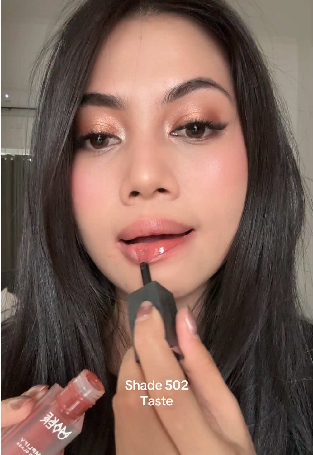 HELPPP 😭😭 baru nyadar Make Over Lip Amplify GLOSS tuh bukan sekadar lip gloss… dia tuh PERSONALITY UPGRADE??? 💅✨ Bibir aku jadi HALUS, PLUMP, dan literally kayak ada beauty filter bawaan gitu loh 😭💖 Glossy-nya nggak lebay, tapi just enough to make you look expensive 💎 Day 1 aja udah kayak gini hasilnya, gimana 30 days nanti?? 👀 Not me falling in love with a LIP GLOSS and questioning my whole lip routine 💋 #makeoveramplify #makeovermastershade #mymastershade @makeoverid 
