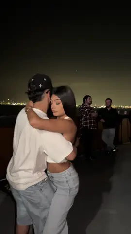 Solo estoy Gozando lo que soñé de niño 🥹 @𝐀 𝐌 𝐀 𝐍 𝐃 𝐀🇲🇽🤍 #fyp #uzielgonzalez #Viral #bailando #mexicano #foryoupage #cali #jalisco #mexico #mexicanos #bailes #eluziel #banda #bandas #corridos #belico #CoupleGoals #matchingoutfits #matching 