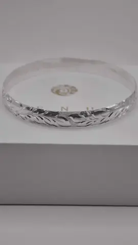 Looking for Hawaiian Heirloom Bangles??💍 💙 Look no further than Fenua Design!🙌🏽We have just what you’re looking for🤝🏽 Visit our website Fenua.shop for yours today🔥 • • • • • • • • • • • • #hawaiianjewelry #FenuaDesign #hawaiianengraving #engagementrings #weddingrings                  