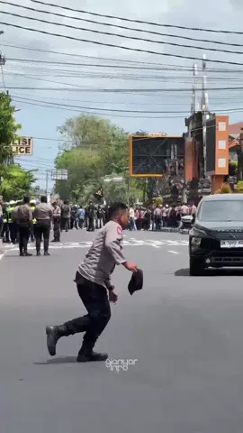 Situasti terkini di Polda Bali, Sabtu (30/8). Tampak para Pendemo sudah mulai bergerak.