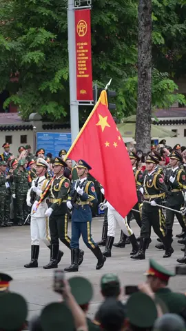 Quân đội Trung Quốc lần đầu xuất hiện ở duyệt binh mừng 80 quốc khánh Việt Nam. Được sắp xếp đi trước đội hình diễu binh của Nga. Đội tiêu binh Trung Quốc dù không hợp luyện nhưng đi như tượng. #A80 #khoitrungquoc #trungquoc #duyetbinh 