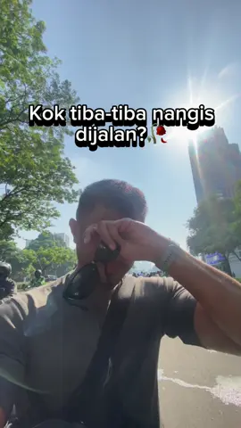 Situasi Senayan-GBK pagi ini. Please saudara-saudari se-bangsa dan se-tanah air. Boleh berdemo, boleh banget tapi jangan sampe mudah terprovokasi, jangan sampe terpecah belah, jangan melenceng dari tujuan awal kalian untuk menyuarakan keadilan, jangan sampe merusak fasilitas umum yg sebenarnya kita juga sebagai penggunanya. Dan untuk para elite politik, jangan hanya berkoar di sosial media, jangan menyerahkan semua masalah ini ke polisi/brimob. Kewajiban kalian adalah mendengar aspirasi rakyat, berdiskusi, cari jalan keluarnya. bukan bersembunyi di balik barikade. #RIPDEMOCRACY 🇮🇩🥀@DPR RI 
