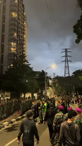 #fyp TNI walaupun sedang demo dia tidak lupa dengan sholat 