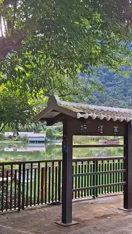 路慢慢地、越走越遠，人也越走越少，漸漸的、回不去的路，只留下嘆息，只留下期盼，只留下歲月的年輪。#foryou #Lifestyle #travel  #lanscape #lakeside 