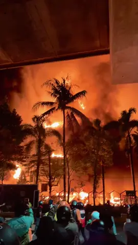 @Lemonntea kondisi gedung dpr makassar Demo Di Gedung Dpr evakuasi dewan dprd makassar