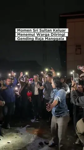 pukul 01.15 WIB ngarso dalem sri sultan menemui para pendemo di polda jogja. #srisultan #jogja #demo #polda 