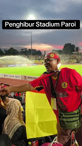 Penghibur Stadium Paroi Kisah Isteri Ex Komando.#paroi #ligasupermalaysia #iniligakita #negerisembilan 
