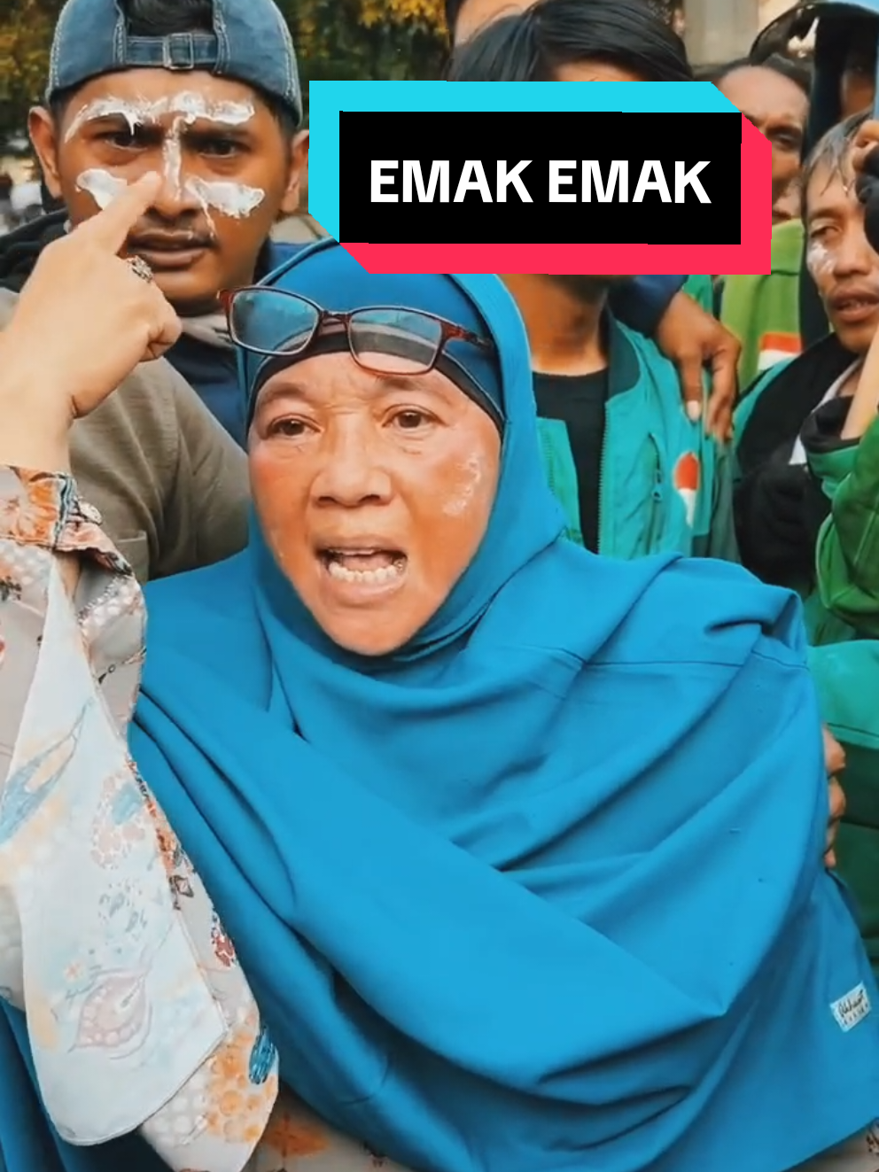 Emak emak ikut Menyampaikan Aspirasi nya. #demo #demohariini #indonesia #dpr 