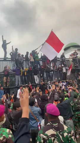 membangun dan menghancurkan #dpr #demo #revolusi #foryoupage #indonesiagelap 