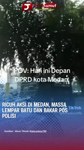 Ratusan massa bentrok dengan polisi saat demo di DPRD Sumut, Medan. Massa melempar batu dan bakar pos polisi. #DemoMedan #MedanRicuh #AksiMassa #BakarPosPolisi #Kericuhan #BeritaTerkini #Polri #UnjukRasa #Medan #SituasiMedan