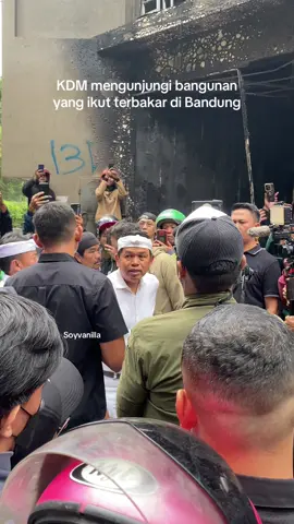 Kang dedi mulyadi (KDM) mengunjungi rumah makan sambara yang ikut terbakar tadi malam di bandung. Menurutnya, motor yang ikut terdampak akan diganti dengan yang baru dan karyawan sambara akan disupport setiap bulannya selama RM belum beroperasi. Emang juara bapak aing satu ini🔥