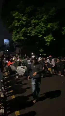 ada ada aja gebrakan demo malam ini#MAKASSAR #demo #dpr #rayap #rayapbesi 