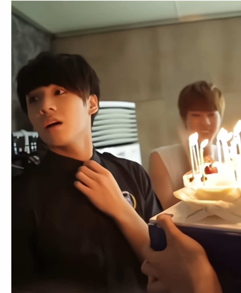 En 2 días cumple 28 años 😭😭  #jungkook #bangtan #fyp 