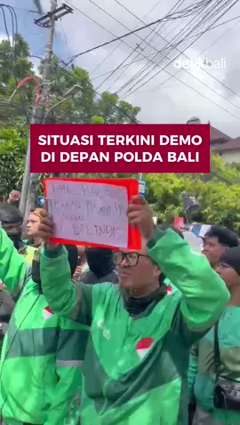 Situasi terkini demo di depan Polda Bali, Sabtu (30/8/2025). #Demo #PoldaBali