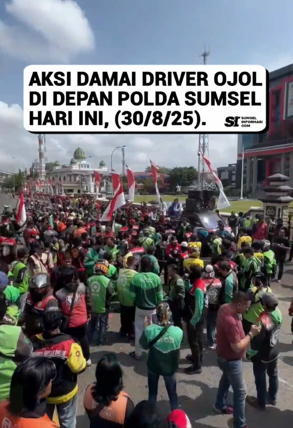BREAKING NEWS, Berikut suasana aksi Damai Driver Ojol Warnai Depan Polda Sumsel Hari Ini. Palembang, 30 Agustus 2025 — Ribuan driver ojek online (ojol) menggelar aksi damai di depan Polda Sumsel sebagai bentuk solidaritas dan duka atas meninggalnya rekan mereka, Affan Kurniawan, yang menjadi korban insiden saat demo di Jakarta (28/8). Dalam aksi tersebut, massa menyampaikan lima tuntutan utama, yakni:  1. Ungkapan duka dan simpati atas wafatnya Affan Kurniawan.  2. Mendesak pengusutan tuntas terhadap tindakan anarkis oknum Brimob.  3. Meminta proses hukum yang transparan tanpa ada penutupan kasus.  4. Menuntut hukuman maksimal bagi pelaku sesuai hukum kepolisian.  5. Memohon perhatian Kapolri untuk membantu keluarga korban. Aksi berjalan tertib dengan pengawalan pihak keamanan. Follow @sumselinformasicom , as a gateway for information, culture and tourism in South Sumatra ❤️👌🏻.  - #sumselinformasi #infosumsel #sumsel #driverojol #demojakarta #affankurniawan #solidaritasojol #ojekonline #poldasumsel #palembang #fyp 