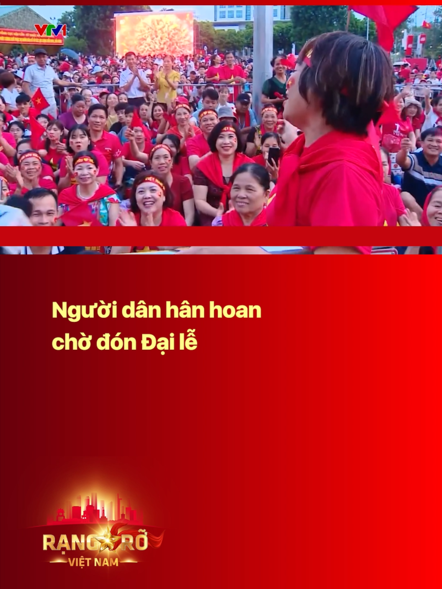 Ngay từ sáng sớm, trên các tuyến phố chính, người dân đã nhanh chóng sắp xếp chỗ ngồi có vị trí tầm nhìn tốt để được tận mắt chứng kiến khí thế hùng tráng của đoàn diễu binh, diễu hành. #daile #A80 #dieubinhdieuhanh #RangRoVietNam #VTV