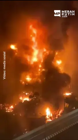 Aksi solidaritas meninggalnya ojek online (ojol) Affan Kurniawan di Kota Makassar berakhir rusuh pada Jumat (29/8) malam.  Objek vital seperti kantor DPRD Makassar jadi sasaran aksi massa. Sejumlah kendaraan terparkir juga dibakar massa. Kericuhan mulai terjadi di saat massa mulai bergeser ke gedung DPRD Makassar. Saat itu, massa mendengar ada Rapat Paripurna DPRD Makassar dihadiri Wali Kota Saat itu, massa mulai melakukan pengerusakan dan membakar mobil terparkir di halaman kantor DPRD Makassar. #dprdmakassar #newsmerahputih #merahputihcom 