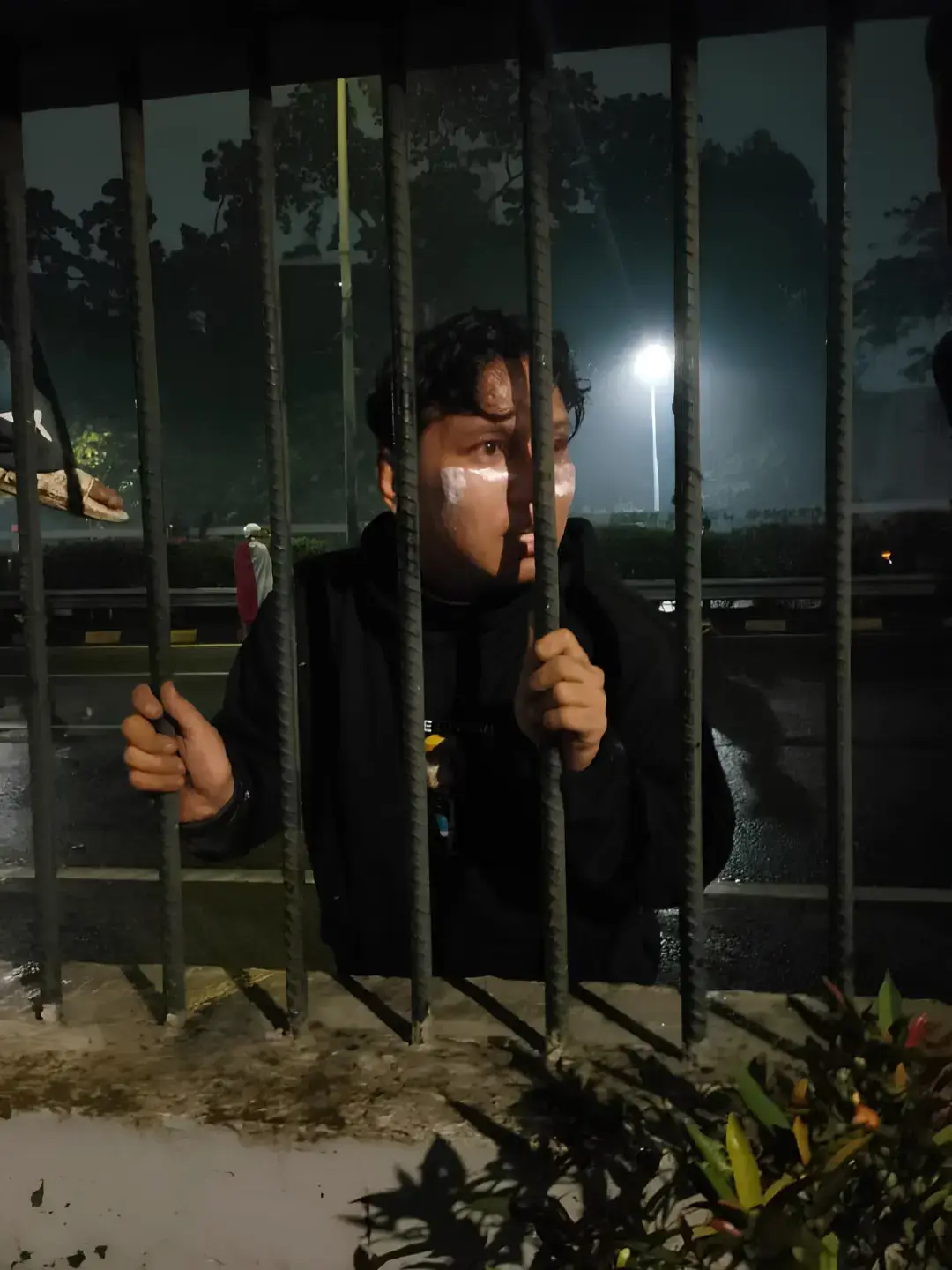 hari ini lebih mirip pasar gelap politik ketimbang rumah rakyat. Alih-alih memperjuangkan suara rakyat, mereka sibuk memperjualbelikan undang-undang untuk kepentingan segelintir elite. Kursi yang seharusnya jadi amanah justru berubah jadi ladang bisnis. Rakyat lapar, DPR pesta. Rakyat bersuara, DPR pura-pura tuli. Mereka dipanggil 