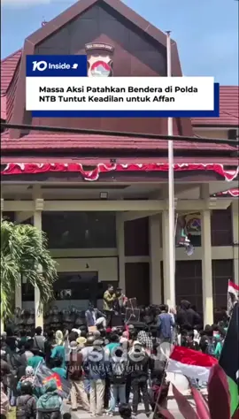 Tiang bendera di Polda NTB dipatahkan massa aksi yang terdiri dari relawan ojol dan aliansi mahasiswa. Mereka menuntut keadilan bagi Affan Kurniawan, driver ojol yang meningg4l setelah terlindas rantis Brimob. Jangan anarkis dan stay safe semeton 🙏